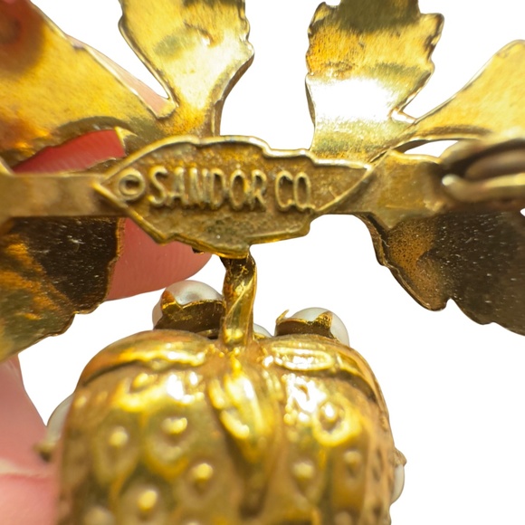 Vintage Signed Sandor Faux Pearl Strawberry Gold Tone Brooch Pin - Picture 4 of 4